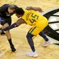 Pemain Utah Jazz Donovan Mitchell berebut bola dengan pemain Magic di lanjutan NBA (AP)