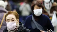 Masyarakat China serentak menggunakan masker untuk melindungi diri dari penyebaran virus. (Source: AP/Eugene Hoshiko)