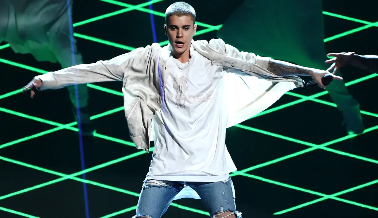 Penampilan memukau Justin Bieber di patas panggung Billboard Music Awards (BBMA) 2016 di T -Mobile Arena, Las Vegas, Minggu (22/5). Justin Bieber tampil casual mengenakan kaos, jaket dan celana jins robek (Kevin Winter/GETTY IMAGES NORTH AMERICA/AFP)