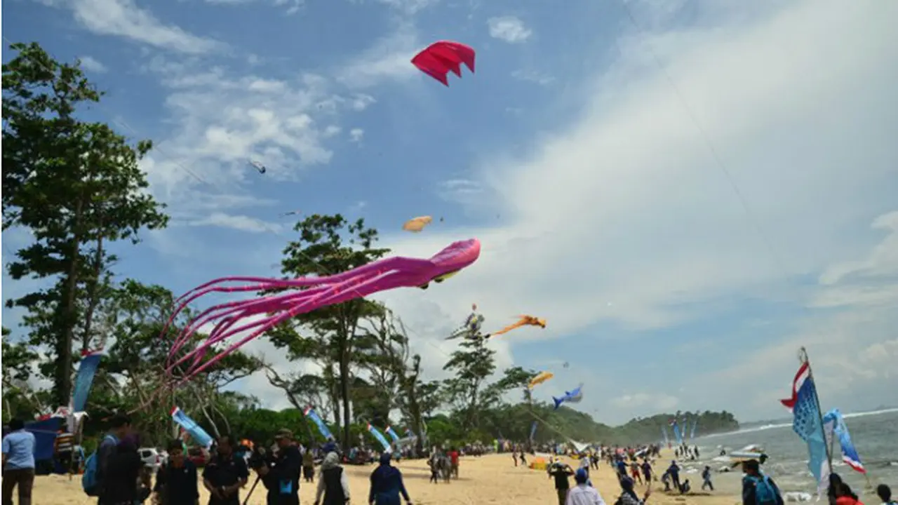 Gurita dan Nenek Sihir Melayang di Langit Pantai Balekambang