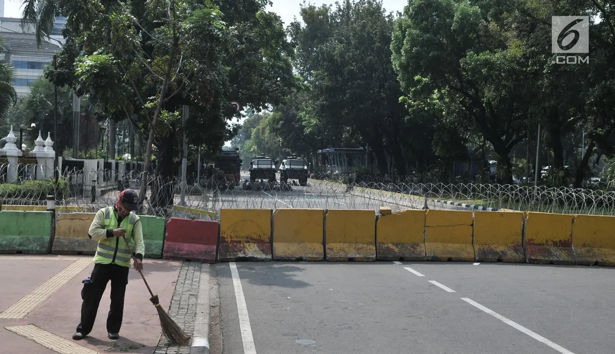 Kawat berduri dipasangkan di depan Gedung Mahkamah Konstitusi (MK), Jakarta, Rabu (26/6/2019). Kepolisian memperketat penjagaan di sekitar Gedung MK dengan kawat berduri, kendaraan lapis baja, serta ratusan personel. (merdeka.com/Iqbal S. Nugroho)