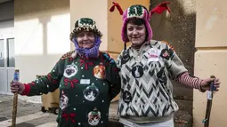 Anne dan putrinya Charline saat berlangsungnya Kejuaraan Dunia Sweater Terjelek di kota Albi, Prancis pada 1 Desember 2018. Peserta yang mengikuti kompetisi, terbagi dalam kategori anak-anak, perorangan, dan keluarga. (ERIC CABANIS / AFP)