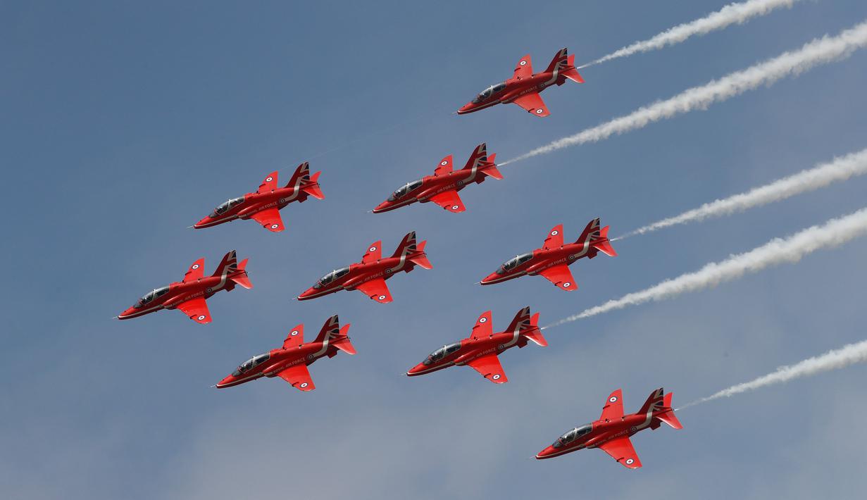 Jet tempur asal Inggris ikut meramaikan acara Zhuhai Air Show, di Provinsi Guangdong, Tiongkok, Selasa (1/11). Zhuhai Air Show menjadi ajang untuk Tiongkok memamerkan kekuatan udaranya. (REUTERS/ China Daily)