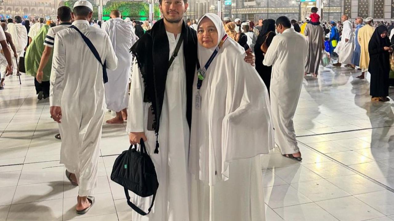 Quick Count Unggul, Jeje Ritchie Sujud Syukur dan Dedikasikan Kemenangan Pilkada untuk Mendiang Ibunya
