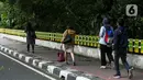 <p>Sejumlah pekerja berjalan usai bekerja di Jalan Jenderal Sudirman, Jakarta, Selasa (10/5/2022). Pemerintah mengimbau masyarakat menerapkan bekerja dari rumah atau work from home (WFH) selama satu hingga dua pekan ke depan untuk mengantisipasi penyebaran virus corona COVID-19 usai libur Lebaran 2022. (Liputan6.com/Faizal Fanani)</p>