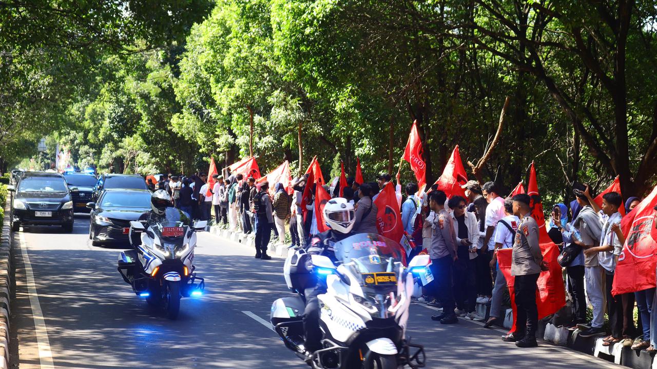 FOTO: Relawan Tumpah Ruah di kawasan Bandara Halim Perdanakusuma Antar Jokowi Pulang ke Solo