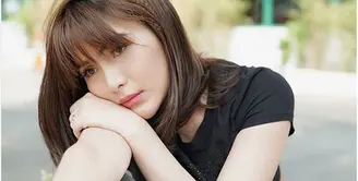 Lengkap sudah penderitaan model majalah dewasa Angela Lee. Saat sedang fokus mengurus utanganya yang mencapai 25 miliar, ia juga harus menghadapi kenyataan di gugat cerai oleh suaminya. (Instagram/angelalee87)