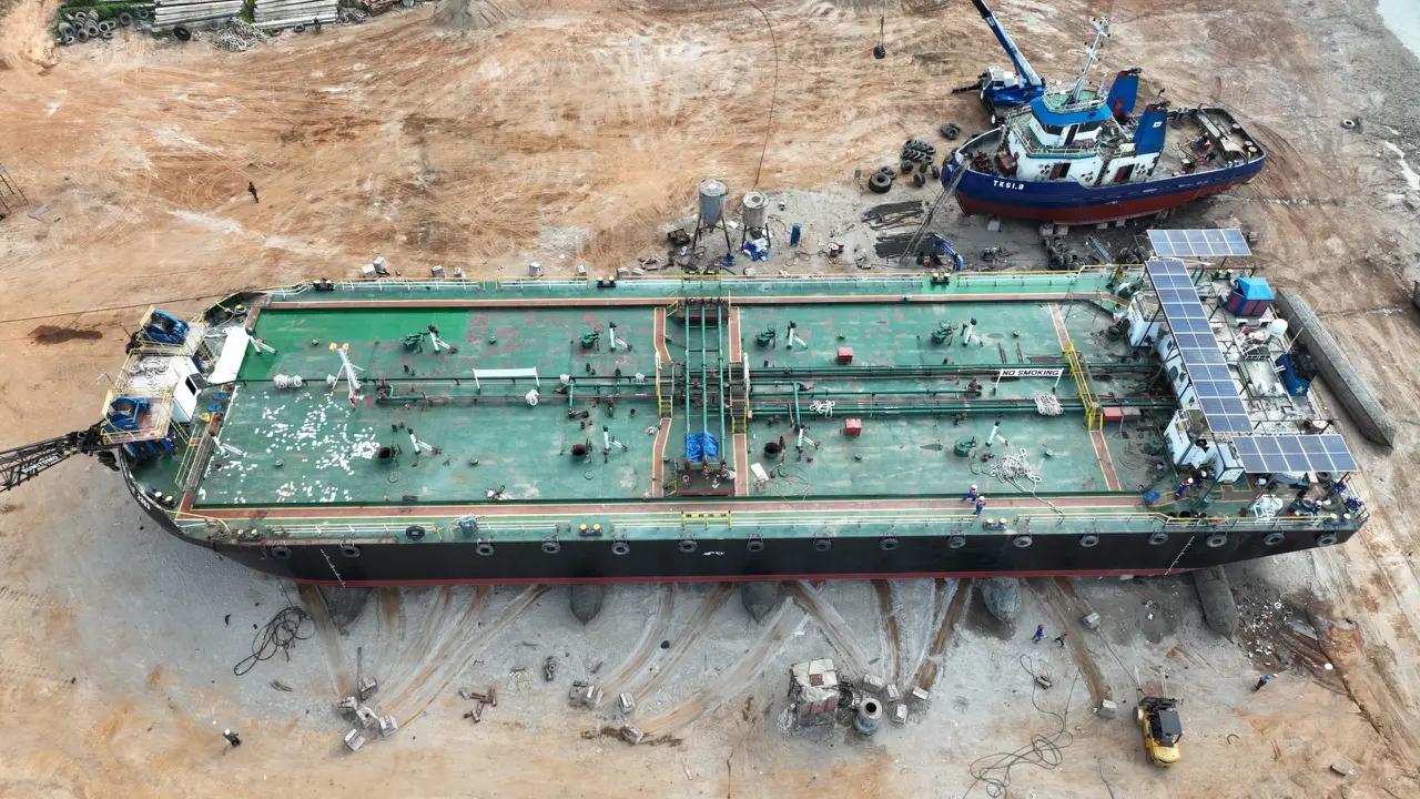 Pertama Kali, Kapal Angkut Minyak Pertamina Dipasang PLTS