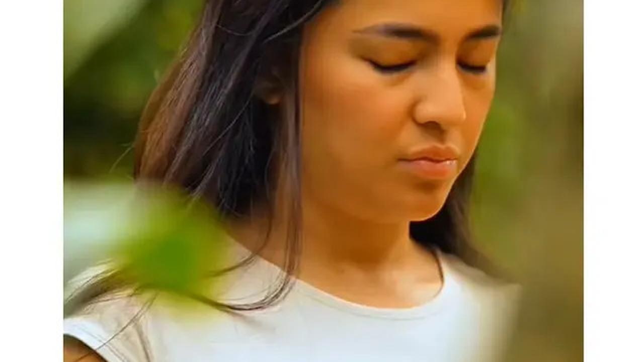 5 Potret Marshanda Melukat di Bali, Khusyuk Pejamkan Mata di Bawah Air Mengalir