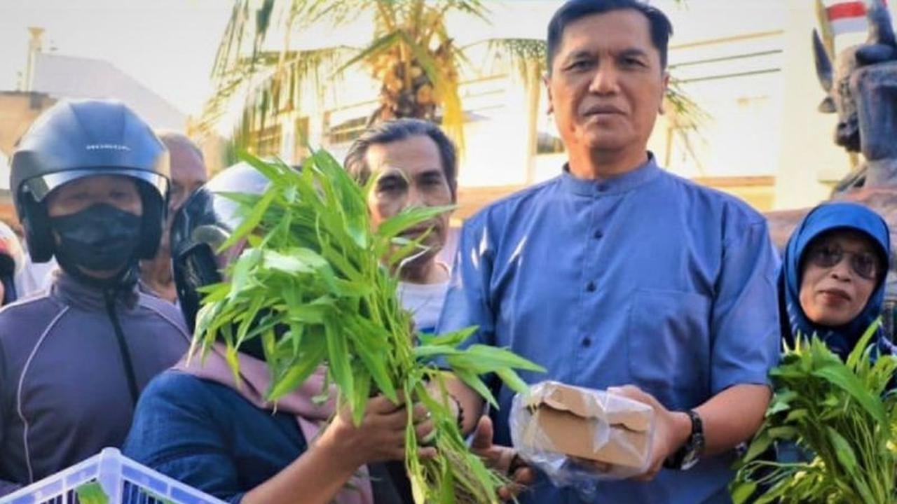 DLH Madiun Bagikan Takjil dan Sayuran Segar, Ajak Warga Manfaatkan Pekarangan