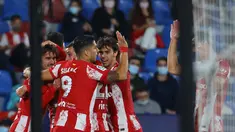 Penyerang Atletico Madrid, Antoine Griezmann (kiri) berselebrasi bersama rekan satu timnya setelah mencetak gol ke gawang Levante pada pertandingan La Liga Spanyol di stadion Ciutat de Valencia di Valencia (29/10/2021). Atletico Madrid bermain imbang atas Levante 2-2. (AFP/Jose Jordan)