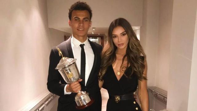 Dele Alli memegang piala didampingi sang kekasih (instagram/@delealli36)