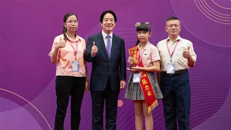 Chang Li-yun pada 5 Juli menerima piala Penghargaan Pendidikan Presiden 2024 dari Presiden Lai Ching-te (kiri kedua) di Istana Presiden, didampingi para gurunya. (CNA Taipei, 5 Juli 2024)