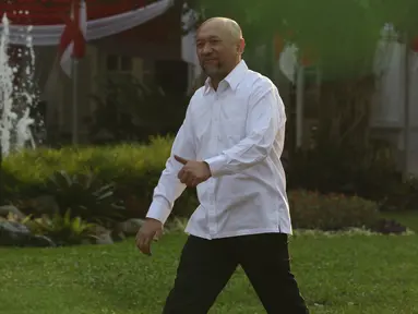 Mantan Koordinator Staf Khusus Presiden, Teten Masduki tiba di Kompleks Istana Kepresidenan, di Jakarta, Selasa (22/10/2019). Teten mengenakan kemeja putih dan celana panjang hitam layaknya para calon menteri di kabinet kerja jilid 2. (Liputan6.com/Angga Yuniar)