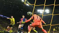 Pemain depan Barcelona asal Polandia Robert Lewandowski (2 dari kiri) bereaksi saat bek Dortmund asal Aljazair Ramy Bensebaini (kiri) mencetak gol bunuh diri, 2-1, melewati kiper Dortmund asal Swiss #01 Gregor Kobel (kanan) selama pertandingan sepak bola leg kedua perempat final Liga Champions UEFA antara BVB Borussia Dortmund dan FC Barcelona di Dortmund, Jerman barat pada tanggal 15 April 2025.INA FASSBENDER / AFP