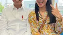 Tampak beberapa artis saling bergantian meminta foto bareng Presiden Jokowi. Nirina Zubir saat membagikan potret bersama orang nomor satu di Indonesia di LRT. "Terima kasih pak presiden @jokowi atas undangannya," tulis Nirina. [Instagram/nirinazubir_]