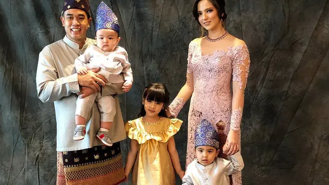 [Bintang] Tampil Modest di Ramadan 2018, Kompaknya Gaya Keluarga Nia Ramadhani dengan Busana Muslim