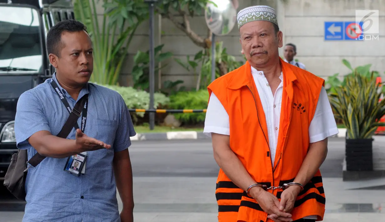Tangan kanan Bupati nonaktif Labuhanbatu Pangonal Harahap, Thamrin Ritonga dikawal petugas akan menjalani pemeriksaan kasus suap proyek di Pemerintah Kabupaten Labuhanbatu, Sumut atera Utara di gedung KPK, Jakarta, Kamis (3/10). (Merdeka.com/Dwi Narwoko)