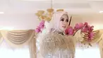 Syahrini berpose mengenakan gamis mewah berwarna krem dengan hiasan rumbai-rumbai di pundak. (Liputan6.com/Instagram/@princessyahrini)