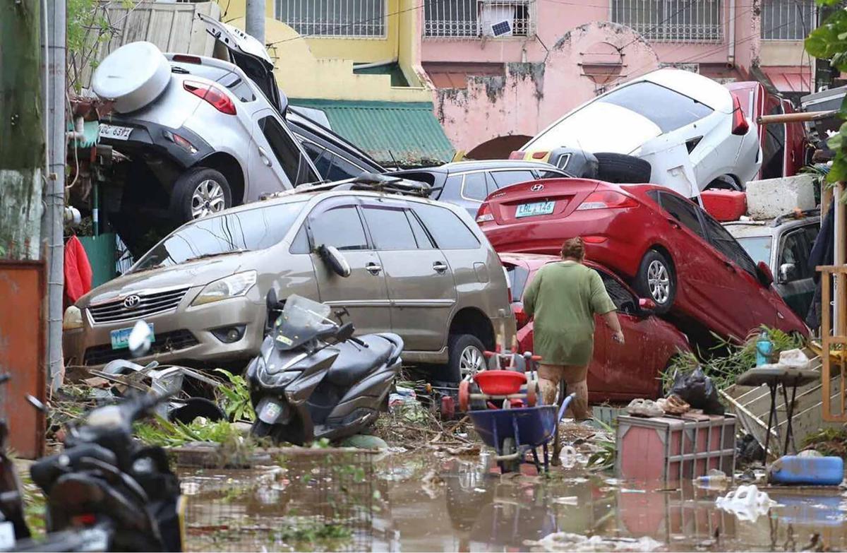 FOTO: Terjangan Topan Kalmaegi, Mobil-Mobil di Cebu Bertumpuk Seperti Mainan