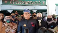 Gubernur Jabar Ridwan Kamil saat menghadiri tahlilan 40 hari Almarhum Sultan Sepuh XIV PRA Arief Natadiningrat Keraton Kasepuhan Cirebon. Foto (Liputan6.com / Panji Prayitno)