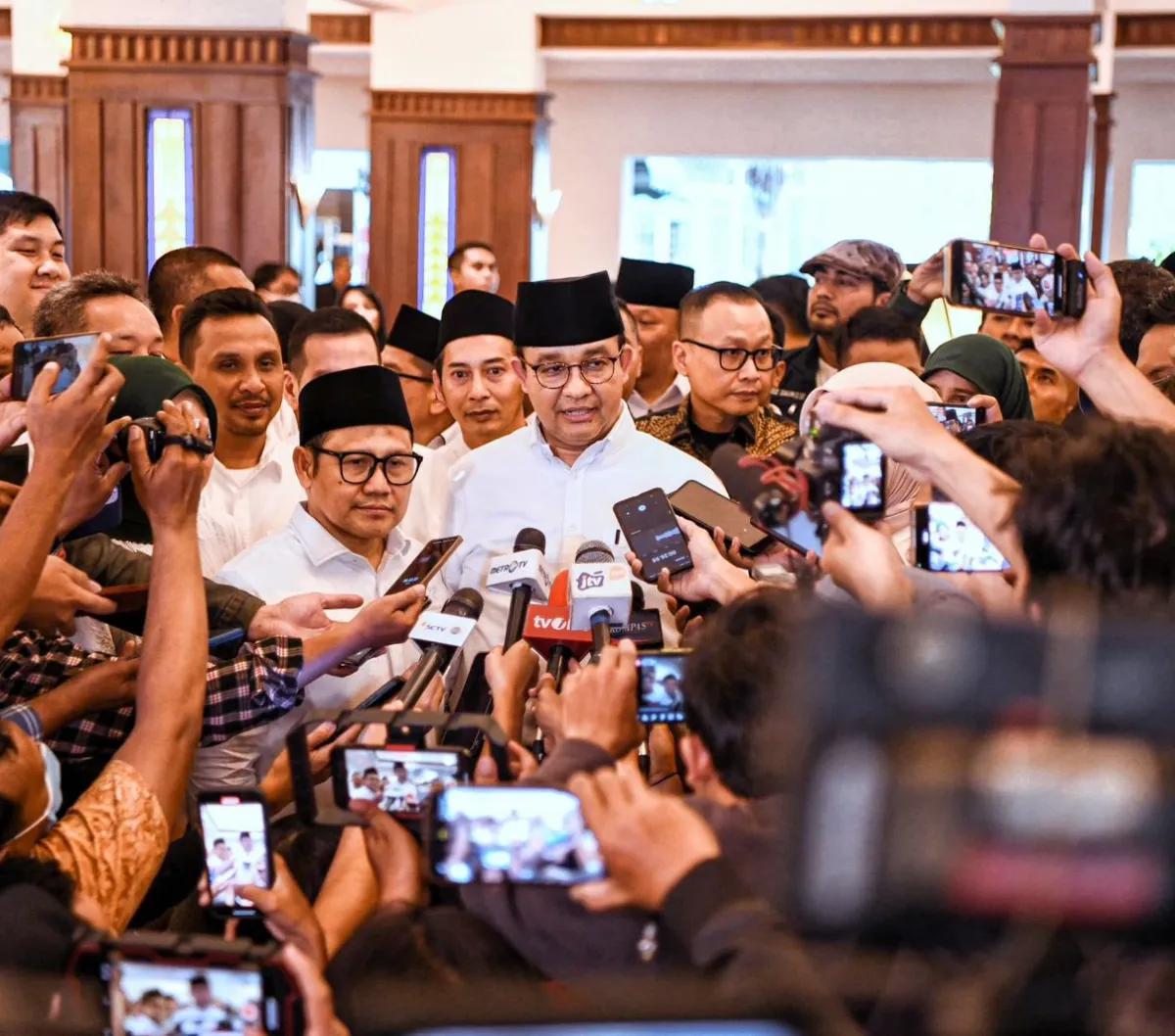 "Insyaallah kami jadi pasangan pertama dan akan tiba sekitar pukul 08.00 pagi," ujar dia.