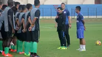 Pelatih Djadjang Nurdjaman dan tim PSMS. (Bola.com/Ronald Seger Prabowo)