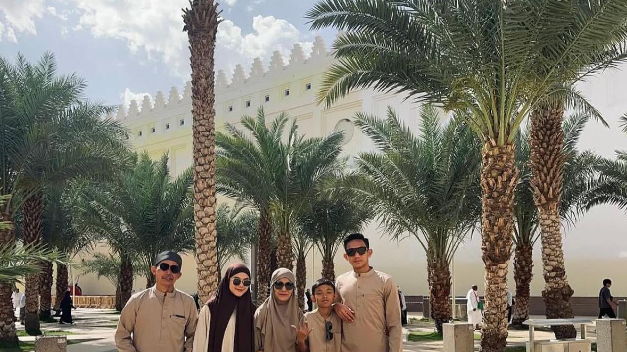 7 Potret Rizky Ridho Bintang Timnas Indonesia Umroh Bareng Keluarga, Ini Momen Spesialnya