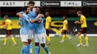 Winger Manchester City, Raheem Sterling (kanan), berhasil mencetak dua gol sekaligus membantu timnya meraih kemenangan 4-0 atas Watford pada laga pekan ke-37 Premier League, di Vicarage Road, Rabu (22/7/2020) dini hari WIB. (AFP/Adrian Dennis)