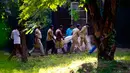 Petugas mengevakuasi jasad pria India yang dikenal dengan nama Maqsood yang tewas di dalam kandang kebun binatang Delhi, India, (24/9/14). (Dailymail)
