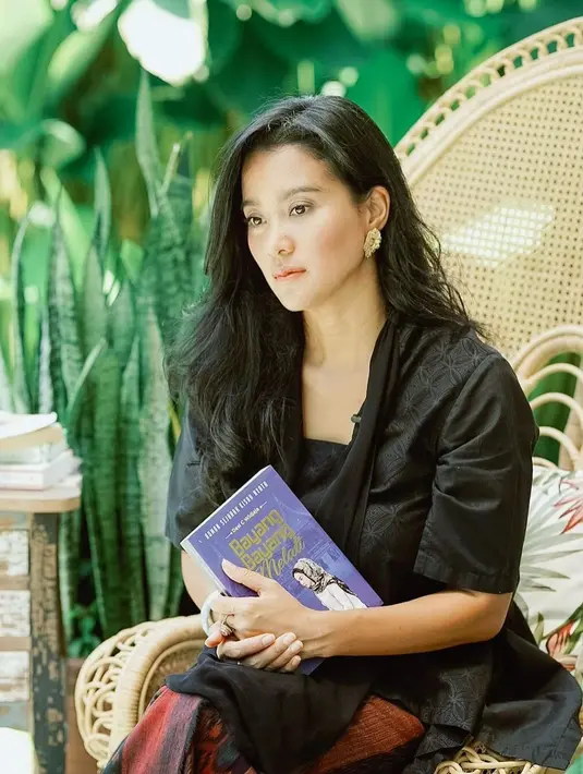 Marcella Zalianty sampai saat ini selalu sukses tampil bak remaja di usianya yang ke 41 tahun. Ibu dari 2 orang anak ini tidak hanya berhasil membintangi berbagai judul film populer, tapi juga terlihat sukses terlihat reverse aging, tak menua sama sekali! Foto: Instagram.