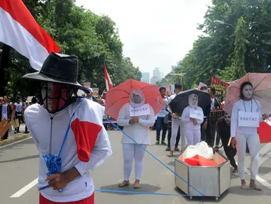 Sejumlah Massa yang tergabung dalam kompak salah satu pendukung Komjen Budi Gunawan melakukan aksi di depan Istana Merdeka, Jakarta, Senin (16/2/2015). (Liputan6.com/Herman Zakharia)