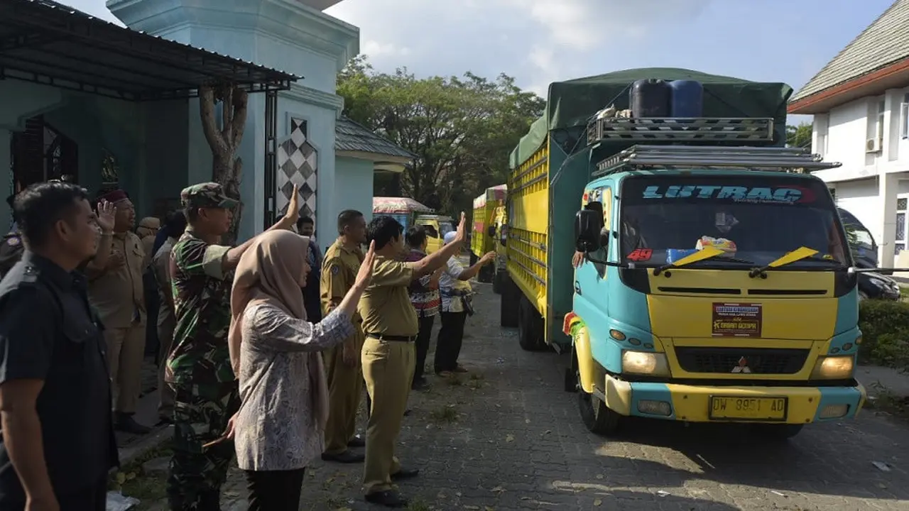 Bupati cantik Indah Putri Indriani saat melepas bantuan untuk gempa Palu (Humas Pemkab Luwu Utara/ Eka Hakim)