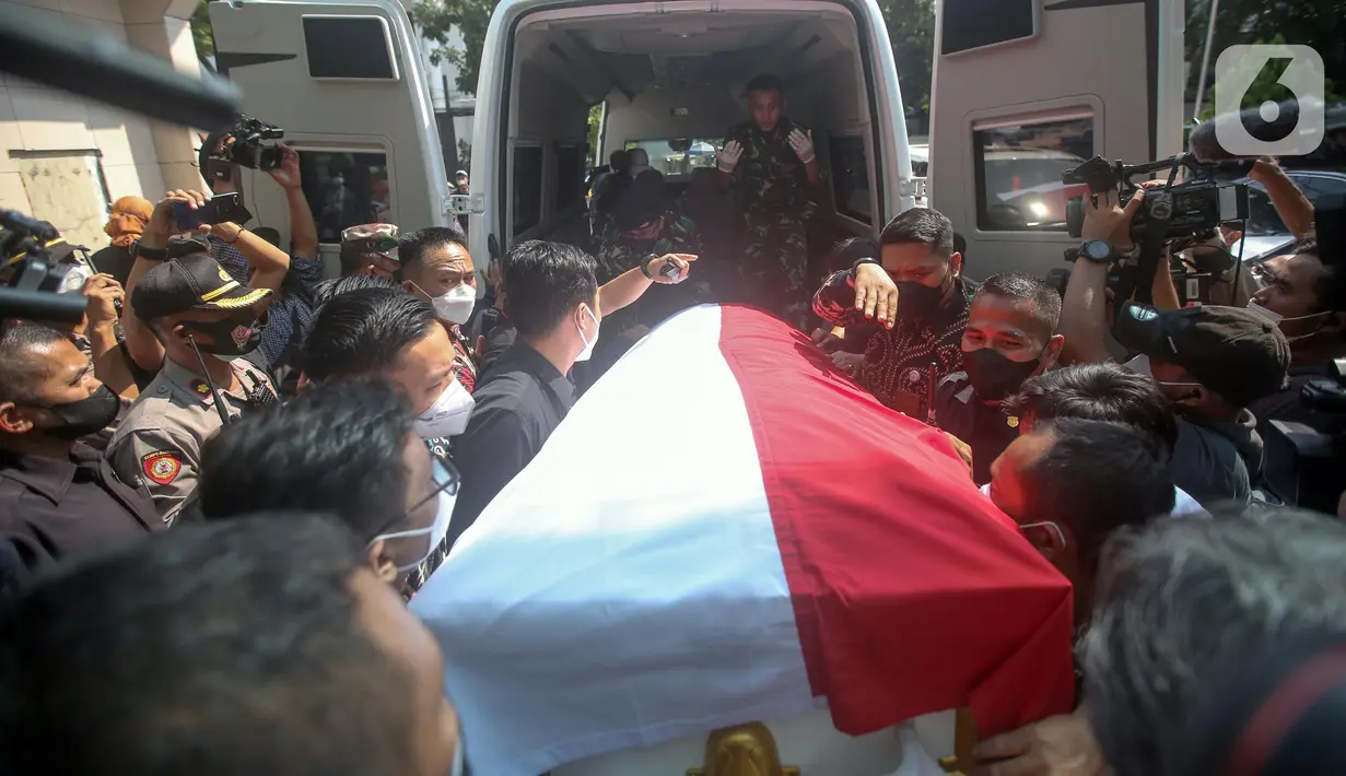 Jenazah almarhum Menpan RB Tjahjo Kumolo dinaikkan ke mobil ambulans untuk dibawa menuju Rumah Dinas Widya Candra dari Rumah Sakit Abdi Waluyo, Jakarta, Jumat (1/7/2022). Tjahjo Kumolo meninggal dunia di RS Abdi Waluyo karena sakit infeksi paru-paru yang diderita. (Liputan6.com/Faizal Fanani)