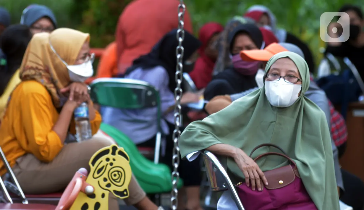 Tenaga kesehatan menyuntikkan vaksin COVID-19 kepada warga saat vaksinasi keliling untuk warga Kelurahan Malaka Jaya di RPTRA Bunga Rampai, Jakarta, Jumat (9/7/2021). Mobil vaksinasi COVID-19 keliling diberikan untuk anak-anak dan dewasa usia 12-59 tahun. (merdeka.com/Imam Buhori)