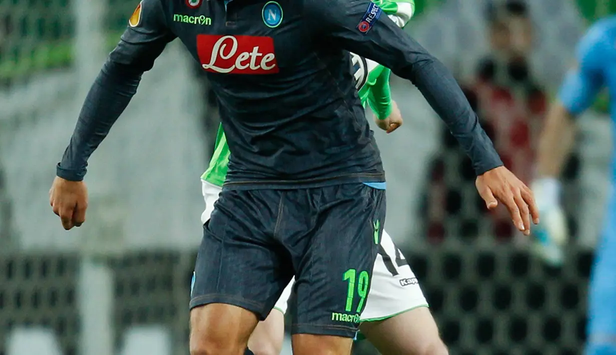 Gelandang Wolfsburg, Kevin De Bruyne berebut bola dengan pemain Napoli David Lopez di leg pertama perempat final Liga Europa di Stadion Volkswagen Arena, Kamis (16/4/2015). Napoli menang 4-1 atas Wolfsburg.(REUTERS/Fabian Bimmer)