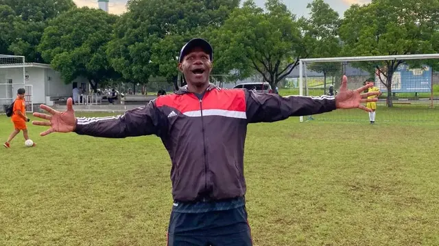 Eks bek Timnas Indonesia, Aples Tecuari