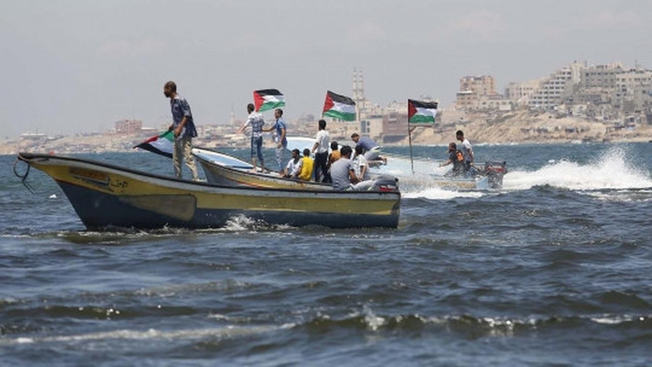 Aksi warga Palestina demo di tengah lautan protes blokade Israel