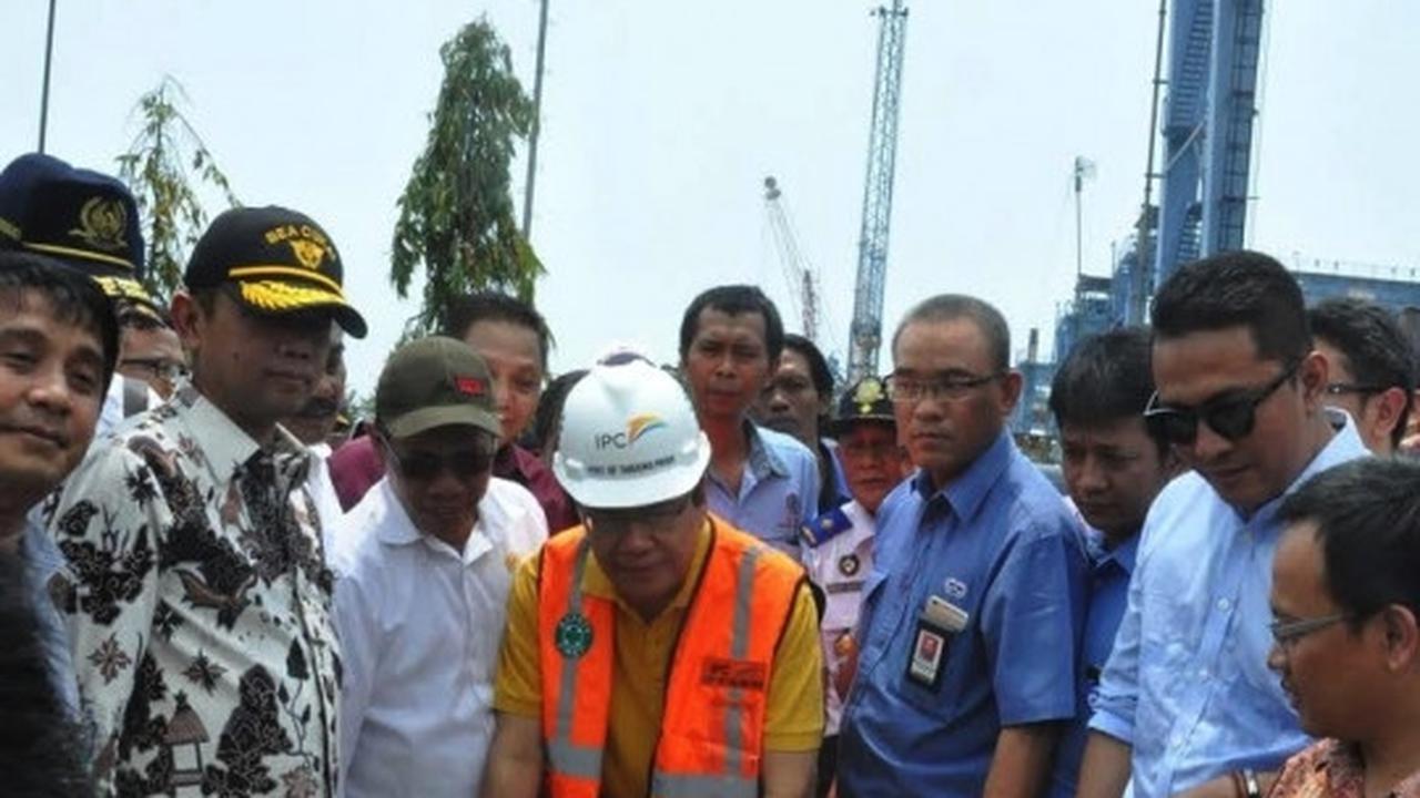 Aksi Menko Rizal Ramli bongkar jalan yang tutupi rel di Priok