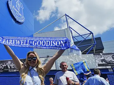 Seorang pendukung Everton berpose dengan membentangkan syal bertuliskan "Perpisahan untuk Goodison" menjelang laga lanjutan Liga Inggris 2024/2025 melawan Southampton di Goodison Park, Liverpool, Inggris, Minggu (18/05/2025) waktu setempat. Ini merupakan momen terakhir laga kandang Everton di stadion tersebut. (AP Photo/PA/Peter Byrne)