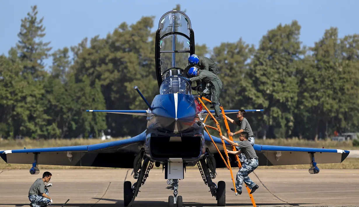 Pilot dari tim The August 1st akan bersiap menaiki pesawat jet untuk melakukan aksi di pangkalan militer Thailand, (24/11).  Militer Thailand dan Cina mengadakan pertunjukan udara bersama untuk meningkatkan kerjasama militer. (REUTERS/Athit Perawongmetha)