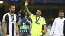 Lambaian tangan Gianluigi Buffon kepada suporter usai menerima medali sebagai runer up Liga Champions 2016-2017 di Millennium Stadium, Cardiff, Wales (3/6/2017). (AP/Dave Thompson)