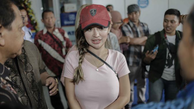 Ditanya Soal Operasi Plastik Payudara Cupi Cupita Ngambek Showbiz Liputan6 Com Puting cupi cupita kelihatan bikin basah pokoknya. ditanya soal operasi plastik payudara