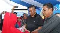 Calon Gubernur Sumatera Barat (Sumbar) Mulyadi (tengah berkaca mata) dengan konstituennya. (Ist)