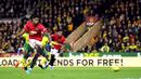 Penyerang Manchester United, Marcus Rashford, melepaskan tendangan penalti saat melawan Norwich City pada laga Premier League 2019 Stadion Carrow Road, Norwich, Minggu (27/10). Manchester United menang 3-1 atas Norwich City. (AP/Joe Gidden)