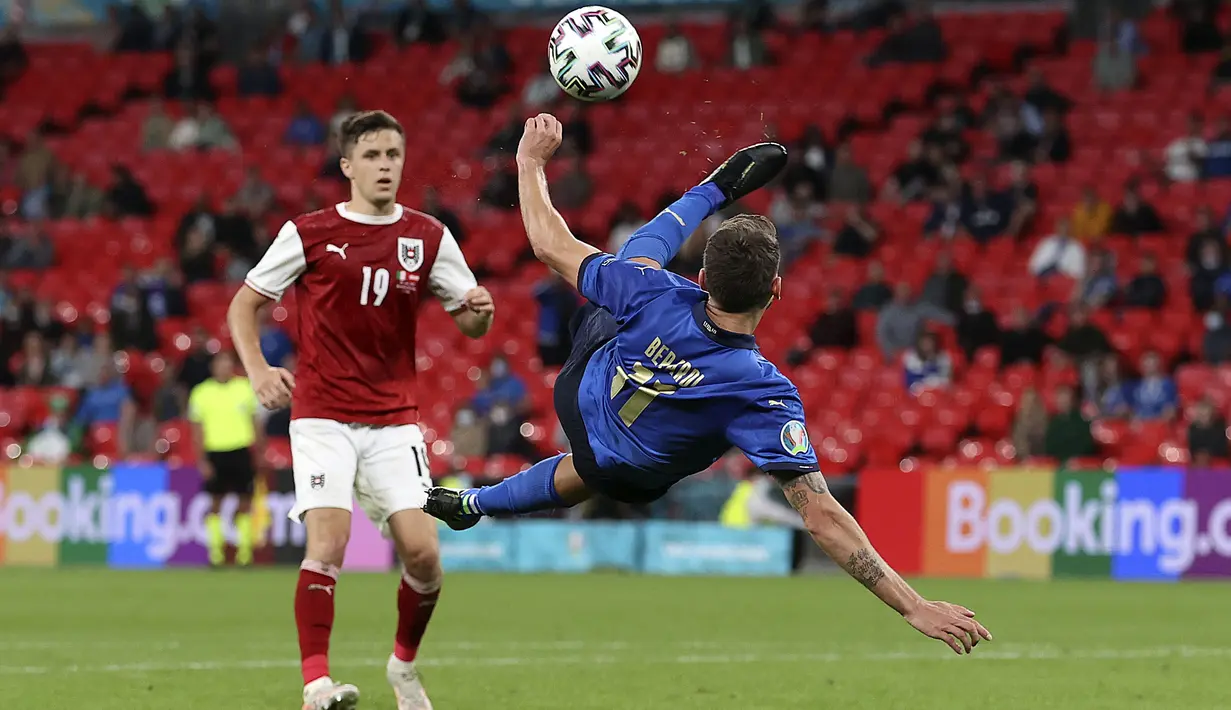 Italia juga tak mau kalah melancarkan serangan. Tendangan gunting Domenico Berardi di dalam kotak pinalti Austria sayangnya belum menemui titik sasaran. Hasil kacamata berlangsung hingga akhir laga, sehingga pertandingan harus dilanjutkan ke babak tambahan 2x15 menit. (Foto: AP/Pool/Catherine Ivill)
