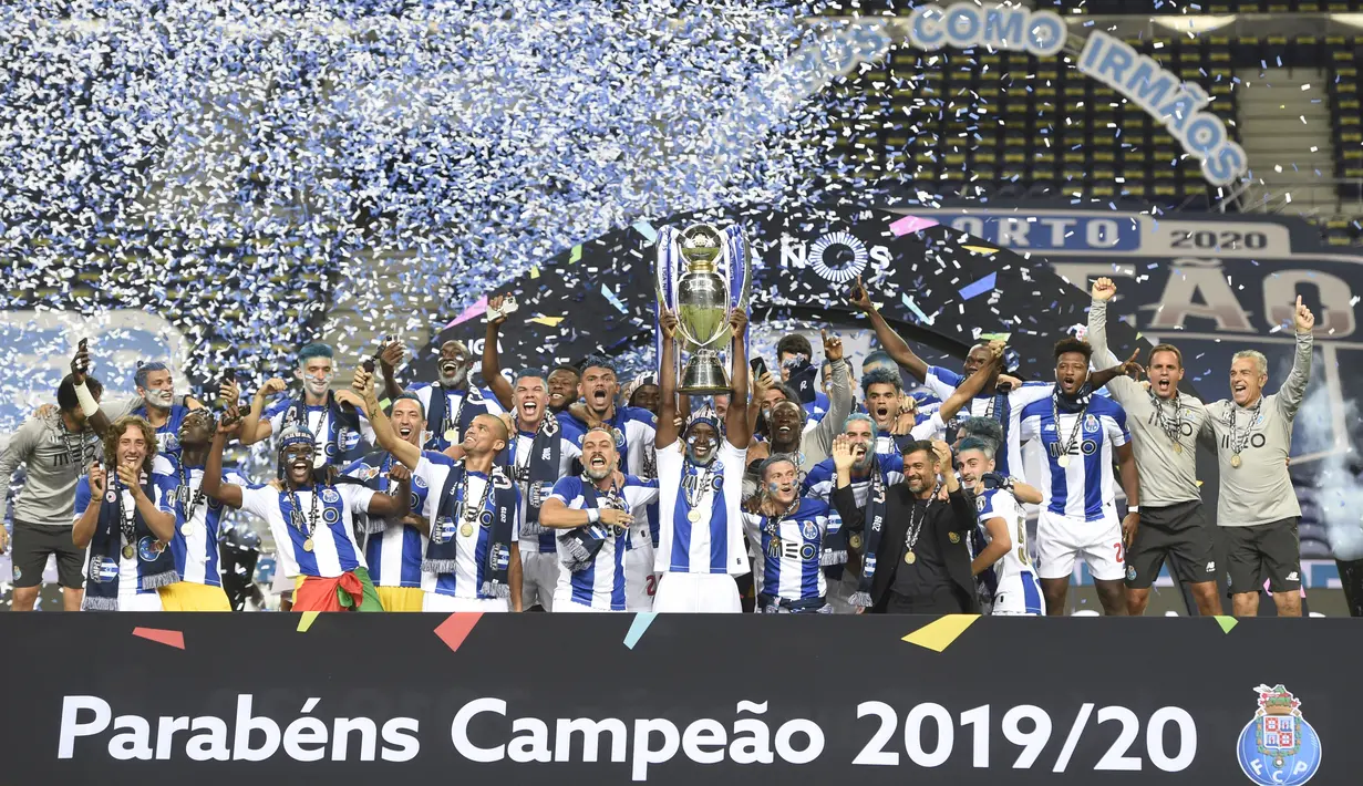 Para pemain FC Porto melakukan selebrasi usai memastikan diri menjadi juara Liga Portugal di Stadion Dragao, Senin (20/7/2020). FC Porto menjuarai Liga Portugal ini untuk yang ke-29 kalinya. (AFP/Miguel Riopa)