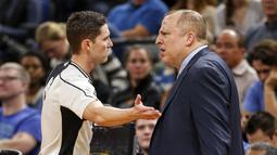 Pelatih Minnesota Timberwolves, Tom Thibodeau (kanan) melakukan protes kepada wasit, Ben Taylor pada laga NBA basketball game di Minneapolis, (13/11/2016). Timberwolves menang 125-99. (AP/Bruce Kluckhohn)
