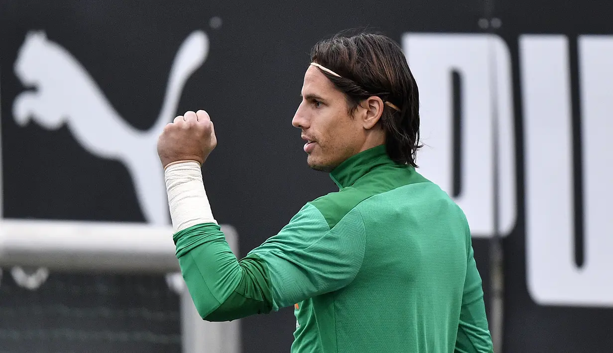 Kiper Borussia Moenchengladbach, Yann Sommer saat mengikuti latihan tim di Borussia-Park, Jerman (26/10/2020). Borussia Moenchengladbach akan bertanding melawan Real Madrid pada grup B Liga Champions. (AP Photo/Martin Meissner)