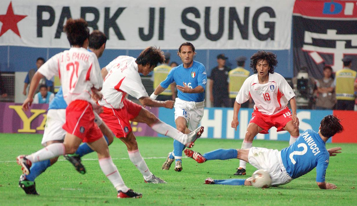 Italia sudah di ambang kemenangan dengan memimpin hingga menjelang akhir laga. Namun pada menit ke-88 Korea Selatan berghasil menyamakan skor 1-1 melalui gol Seol Ki-hyeon. Laga pun berlanjut dengan perpanjangan waktu dengan menganut aturan golden goal. (AFP/Kim Jae-hwan)